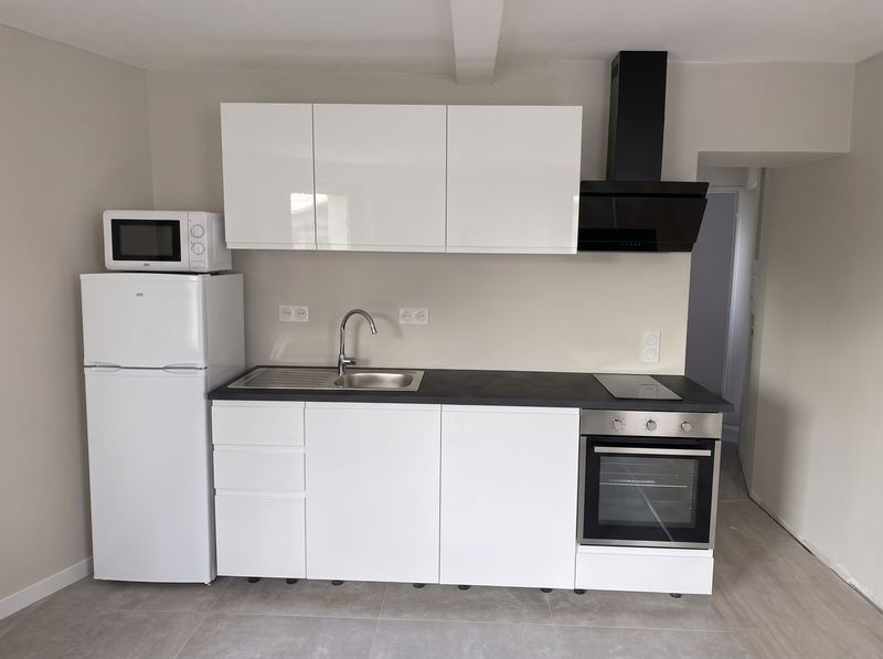 Cuisine équipée — four, plaques, réfrigérateur et micro-ondes — Logement 3 — T2 35 m²