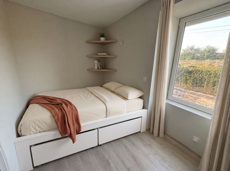 Chambre — lit sur estrade avec grands tiroirs de rangement — Logement 3 — T2 35 m²