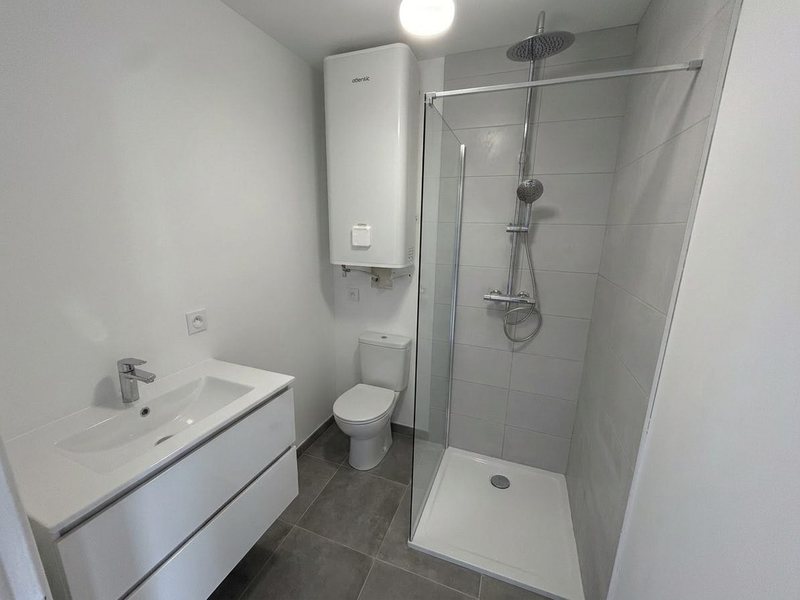 Salle d'eau indépendante — douche, vasque et WC — Logement 4 — Studio 20 m²